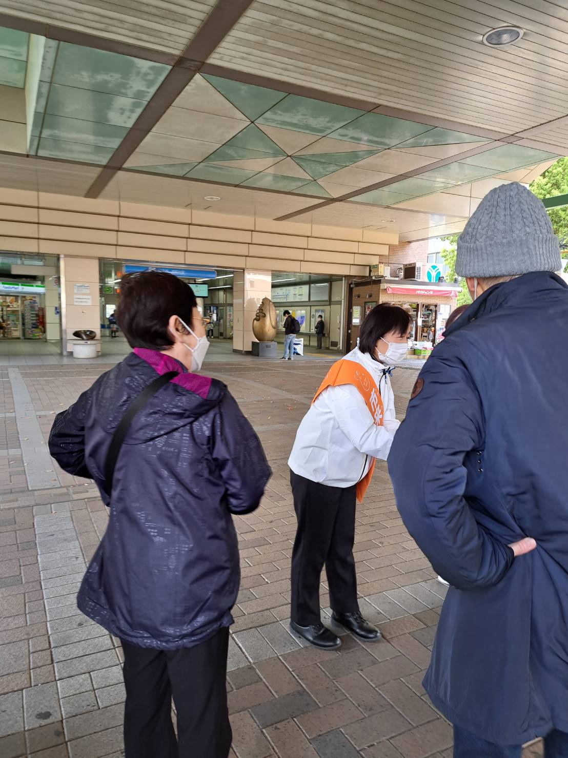 仲町台駅で駅頭を行いました📢
子育て支援について訴えています