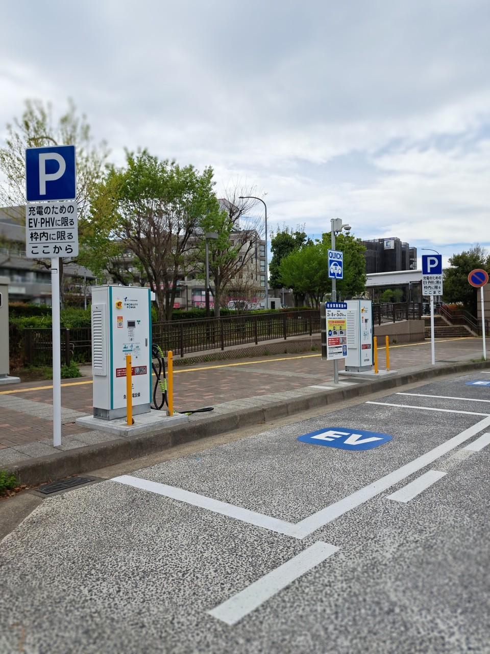 写真は日本で初めて駅前ロータリーに設置された、センター南駅の #EV用急速充電器 2050年までの脱炭素化Zero Carbon Yokohama達成に向けて、充電設備を様々な場所に置いていく必要があります